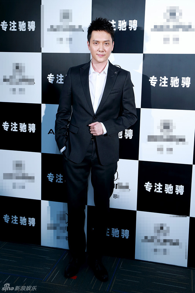 馮紹峰最新發布會,??馮紹峰最新發布會，魅力四溢的影視巨星現身！?