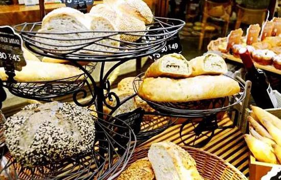 科技與新鮮烘焙的完美結合，面包店最新鮮時刻開啟新鮮烘焙之旅。