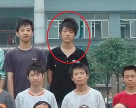 張藝興新照曝光，音樂(lè)與時(shí)代印記的融合風(fēng)采