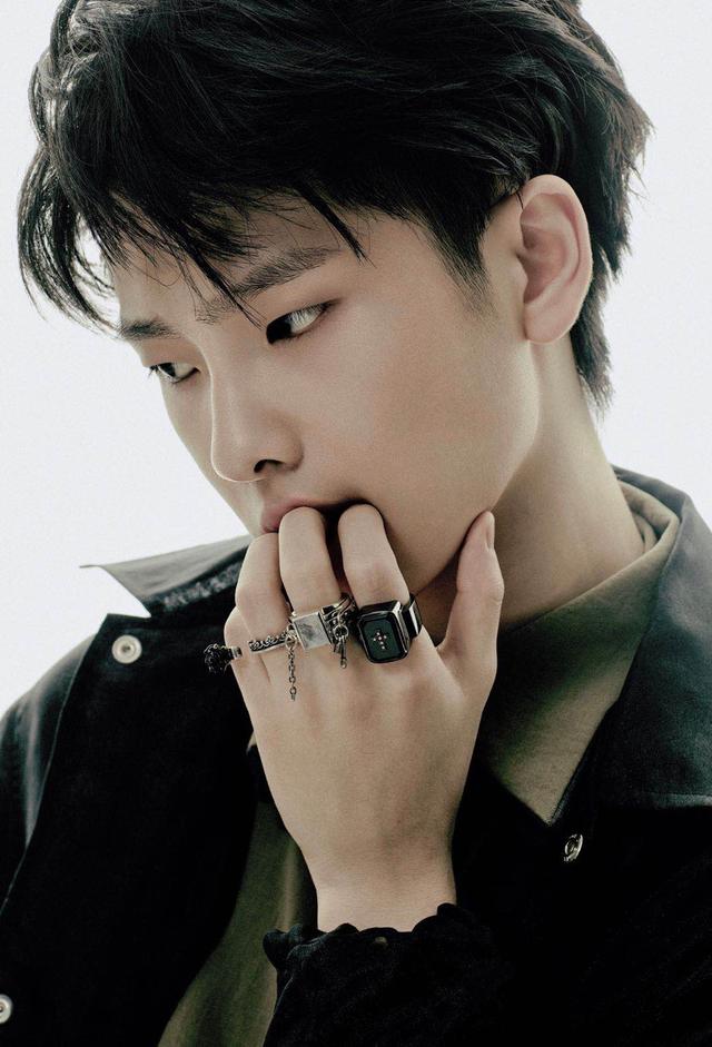 周震南最新寫真，時代之星璀璨閃耀的獨特魅力