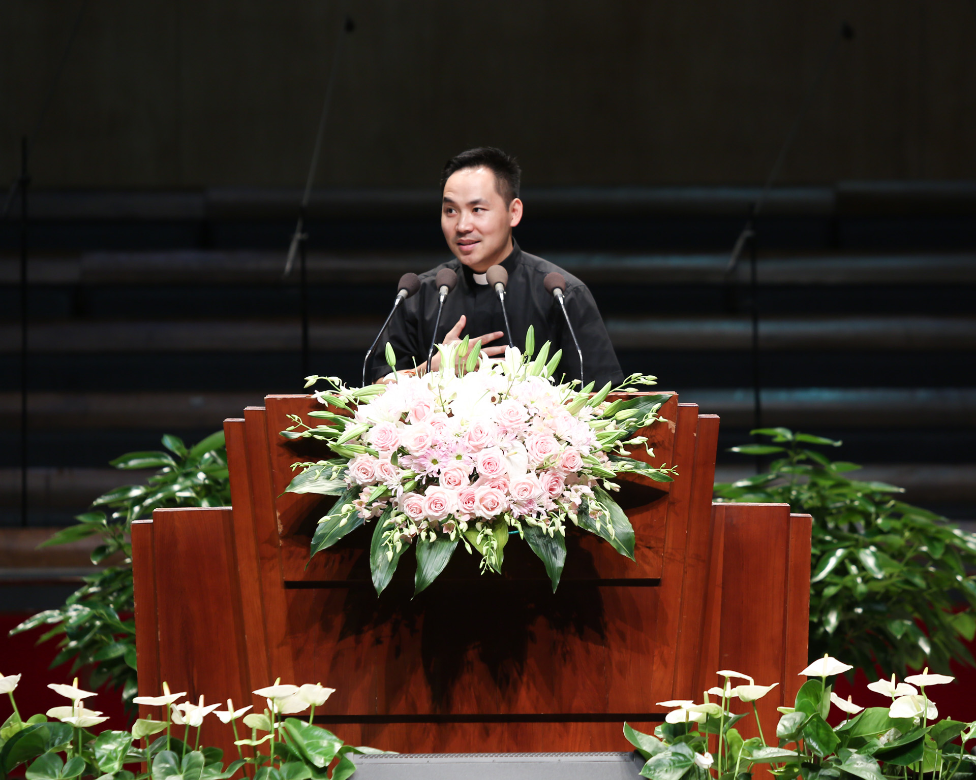 小兵牧師演講全新內(nèi)容揭秘，小巷中的探索之旅