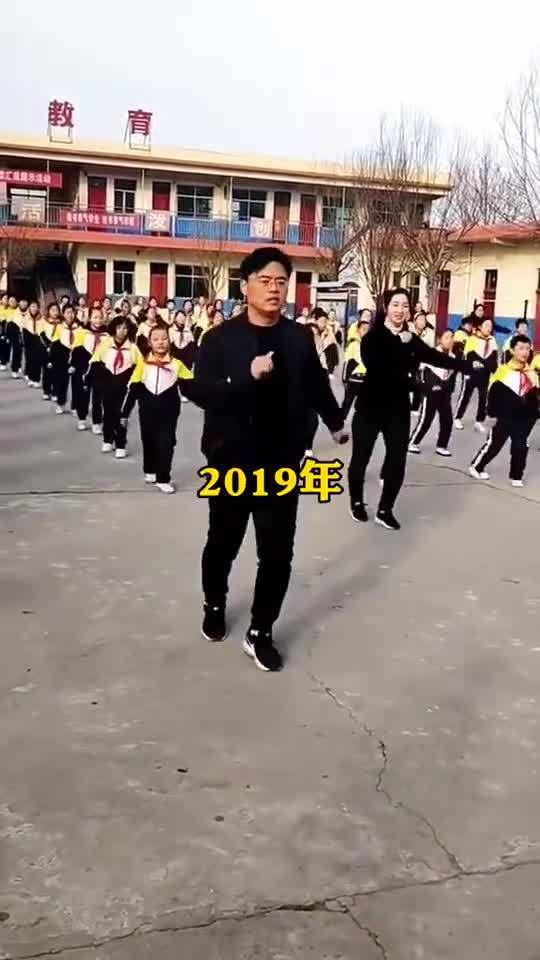 權(quán)謀張鵬飛的最新動態(tài),小巷中的獨(dú)特風(fēng)味探索之旅揭秘