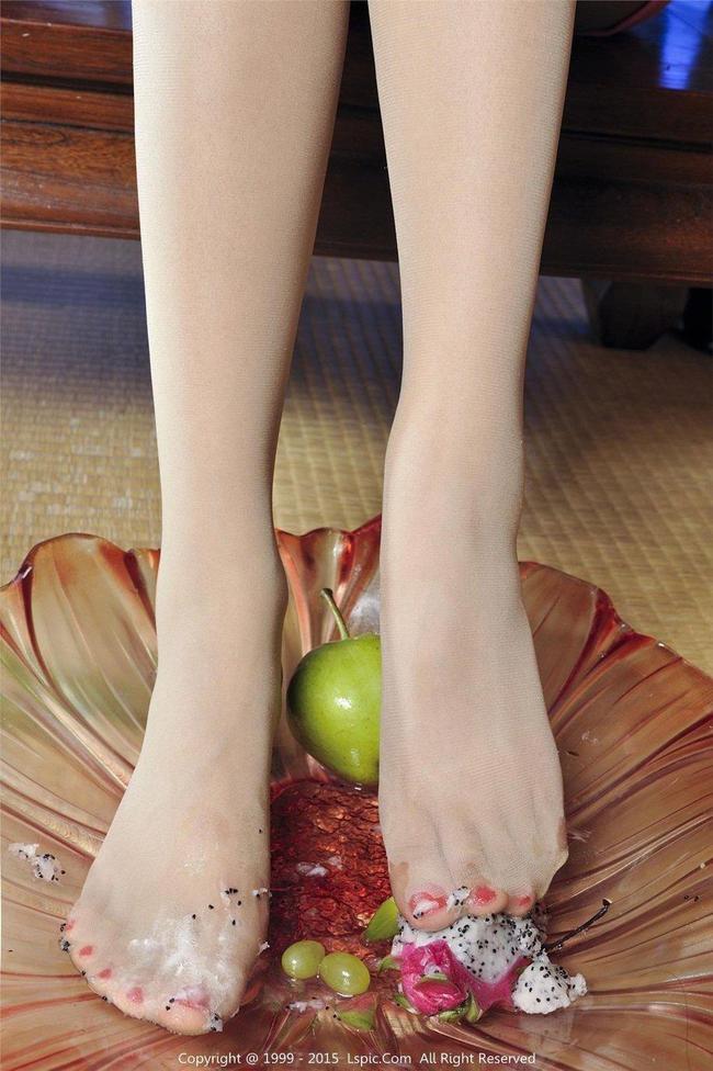 明星絲襪腳，自然美景中的鼓舞之旅