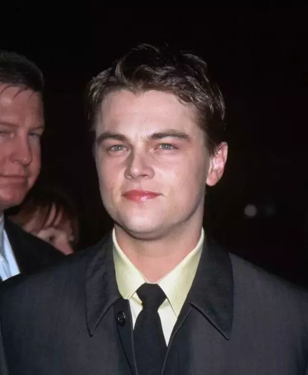 方形臉的男明星,友情與陪伴的溫馨日常時光