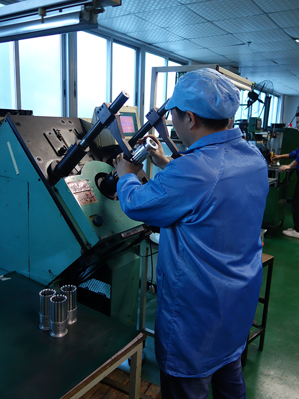 深圳表殼磨房技術(shù)熟練工，小巷工藝傳奇