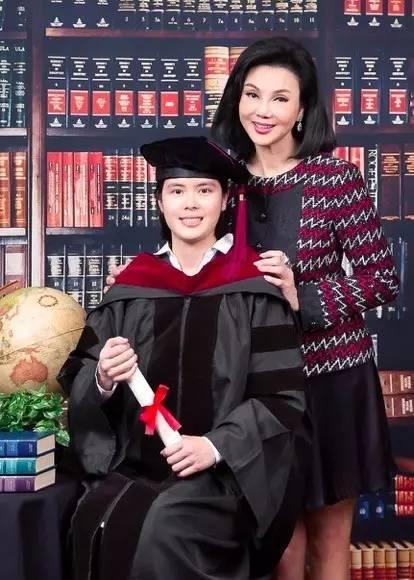 明星高學(xué)歷，智慧與力量點(diǎn)亮星光之路