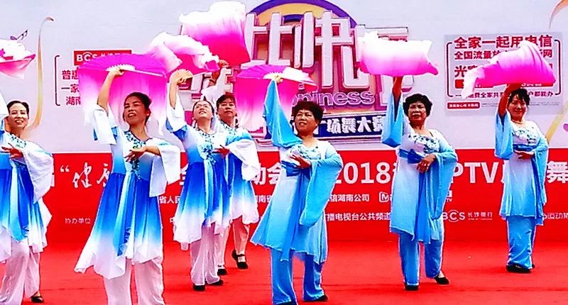 最新扇子廣場舞，與自然共舞，內(nèi)心的平和之旅