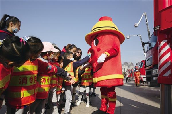 消防動漫人物,高科技守護(hù)者,點亮安全之光之光榮使命的守護(hù)者。