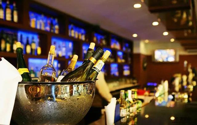 最新小酒吧，城市文化現象的深度探討