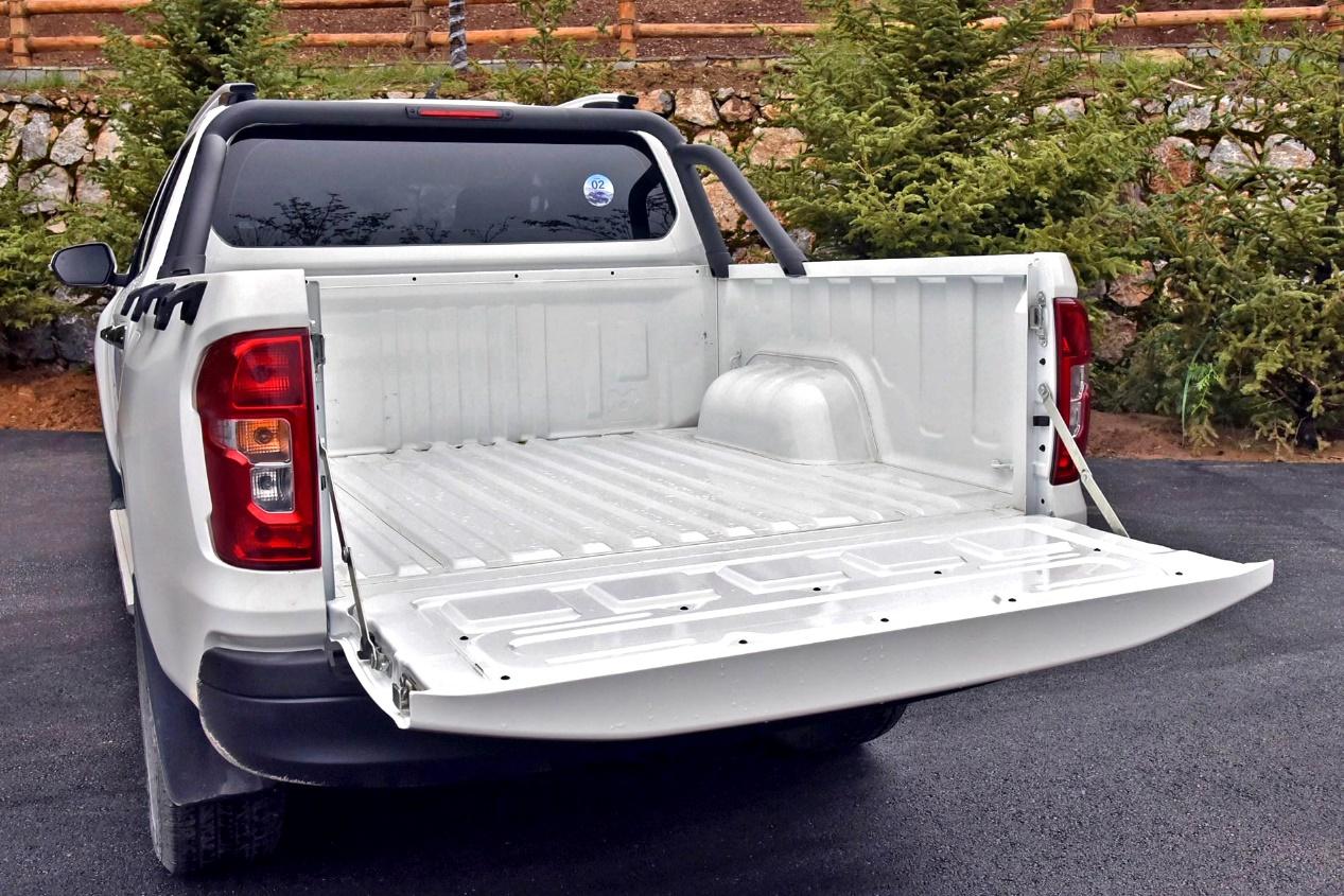 最新自動皮卡,自然美景的探索之旅